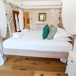Carines Barns - Wesley Barn
